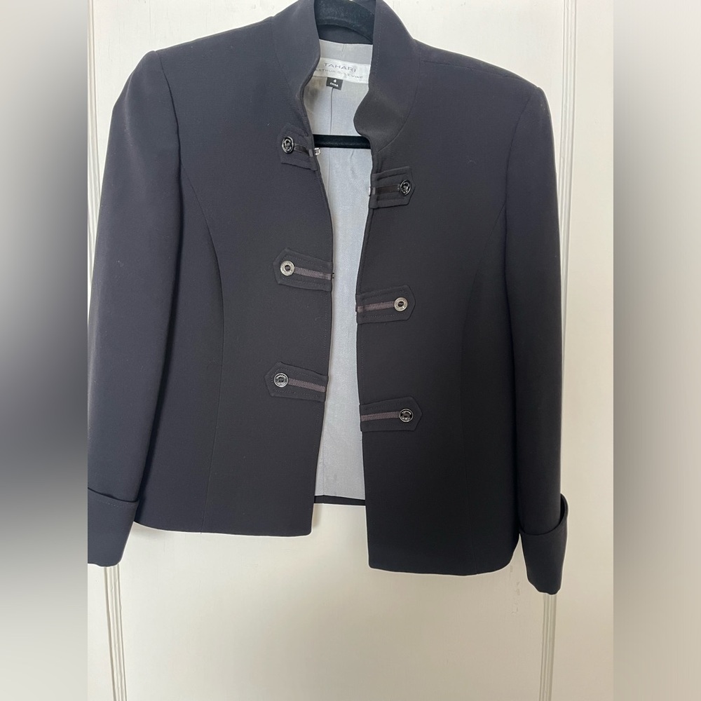 Black Tahari skirt suit in excellent condition